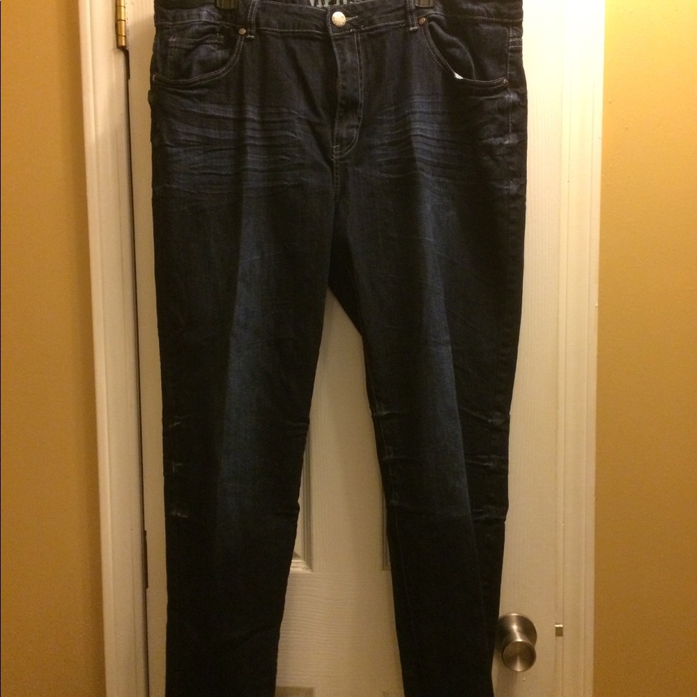 ✳️ Distressed jeans size 22w average length.